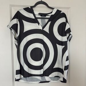 V-Neck Short Sleeve Top in Black and White Geometric Print